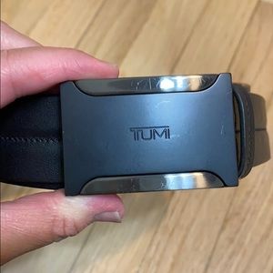 Tumi men’s black belt.